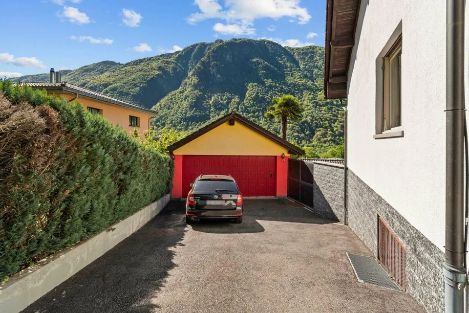 Prestigevilla mit Pool, Grotte, Nebengebäude und Garage mit Werkstatt – Foto 22 von 26
