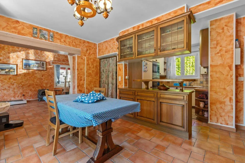 Prestigiosa villa bifamiliare con piscina, grottino, dépendance e g...