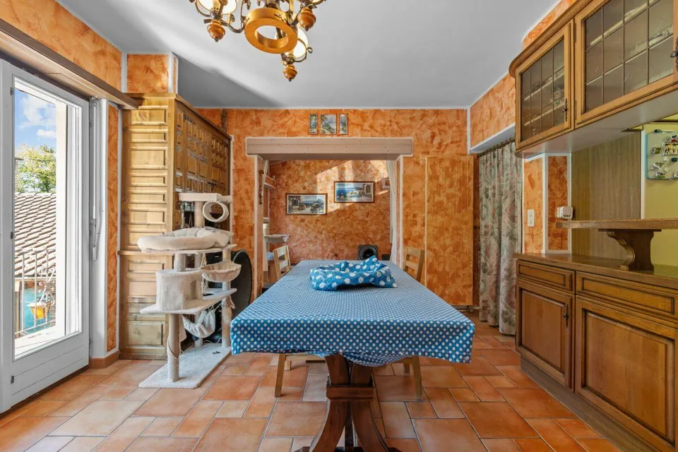 Prestigiosa villa bifamiliare con piscina, grottino, dépendance e g...