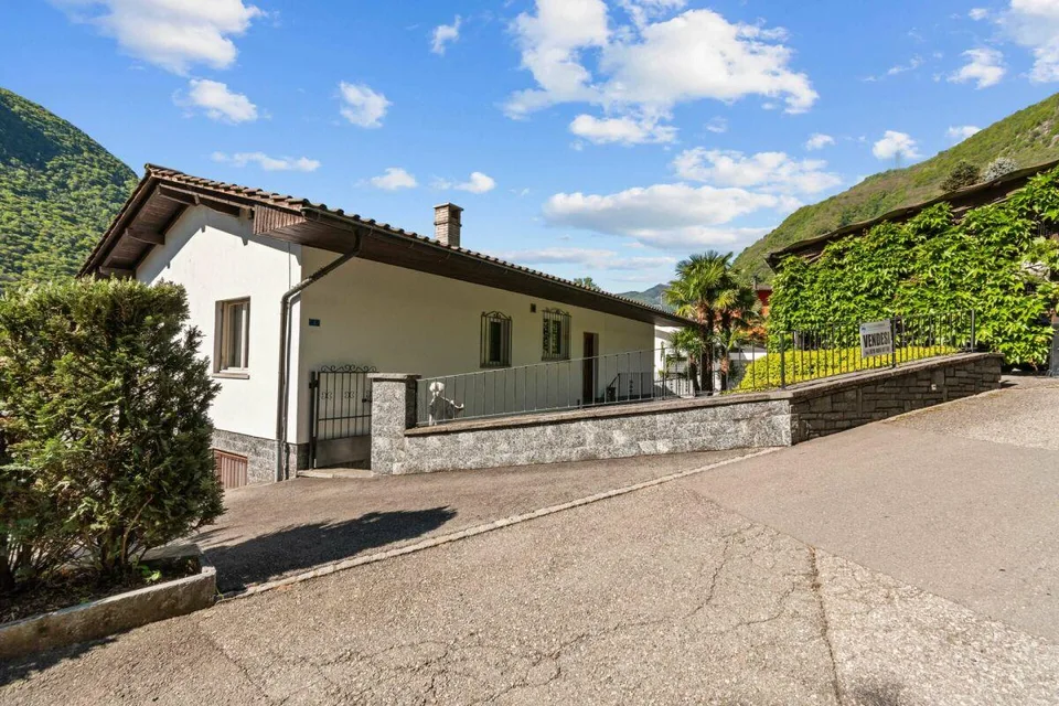 Prestigiosa villa bifamiliare con piscina, grottino, dépendance e g...