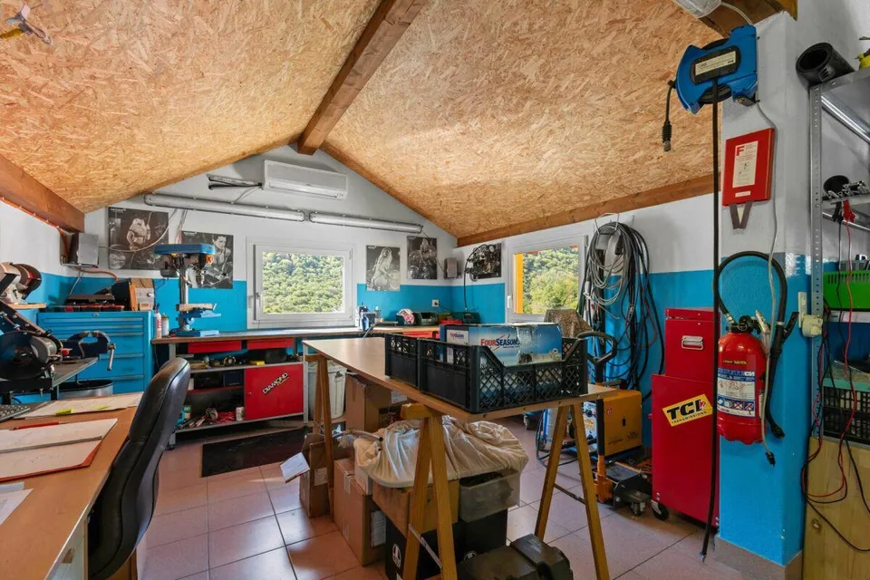 Prestigevilla mit Pool, Grotte, Nebengebäude und Garage mit Werkstatt – Foto 23 von 26