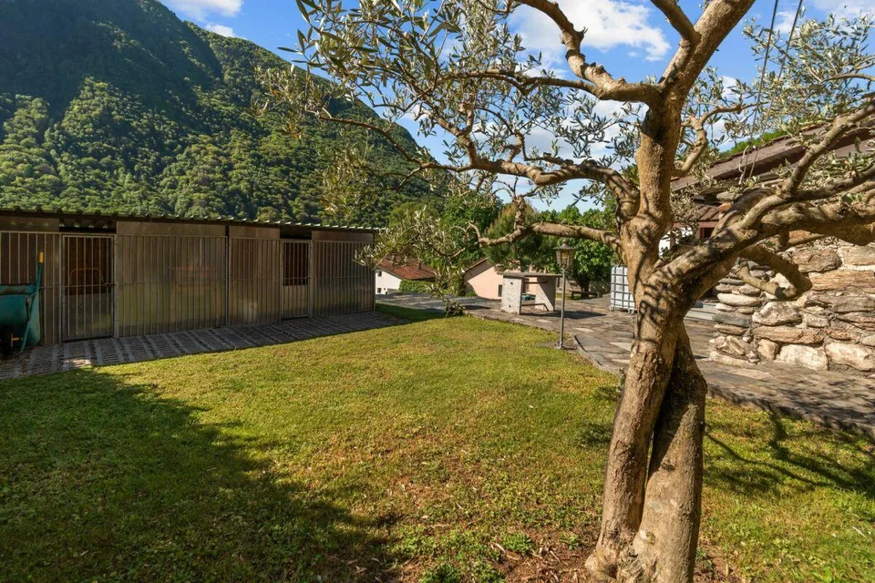 Prestigevilla mit Pool, Grotte, Nebengebäude und Garage mit Werkstatt – Foto 26 von 26