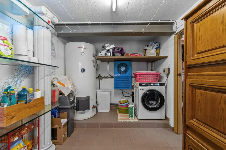 Prestigevilla mit Pool, Grotte, Nebengebäude und Garage mit Werkstatt – Foto 18 von 26