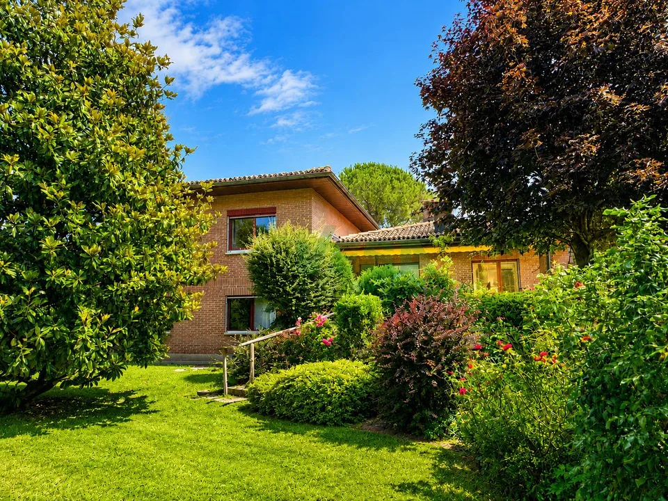 Elegante e spaziosa villa con appartamento bilocale e grande giardino