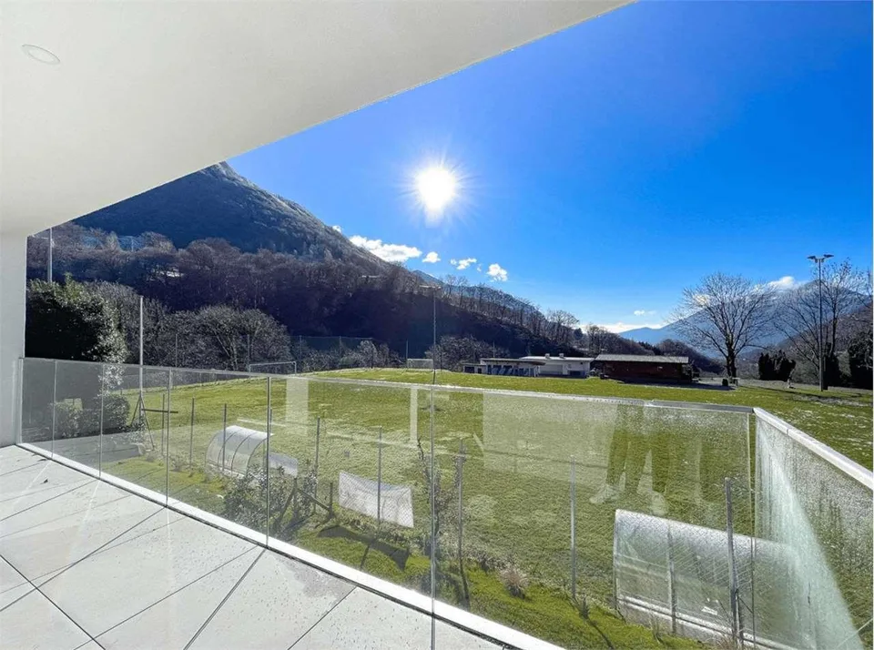 Nouvelle villa jumelée immergée dans le vert