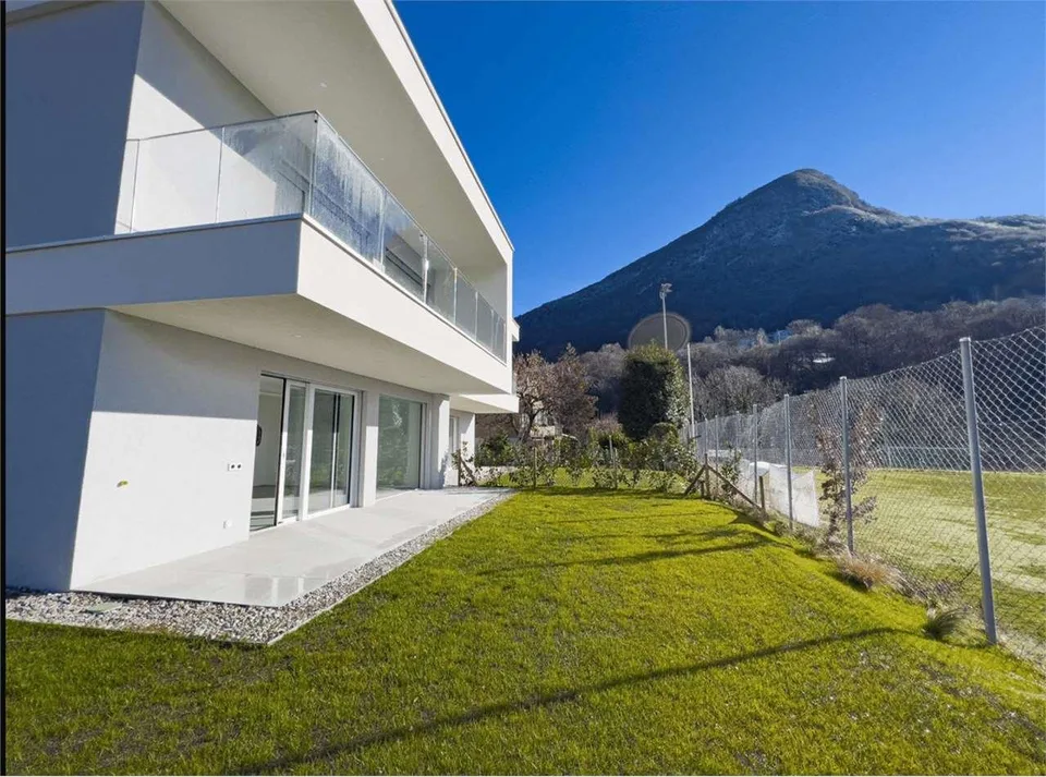 Nouvelle villa jumelée immergée dans le vert