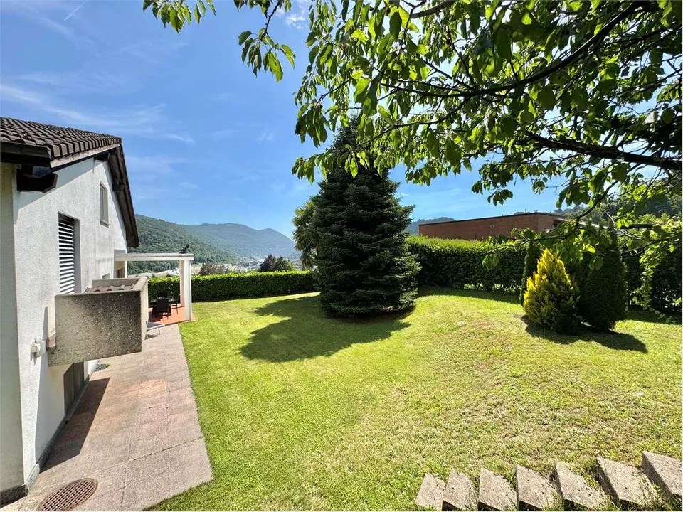 Prestigiosa villa indipendente in vendita immersa nel verde di Gentili