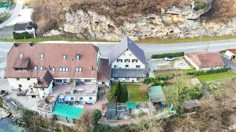 grosszügiges Einfamilienhaus vielseitiger Aussenbereich mit Stellpl...