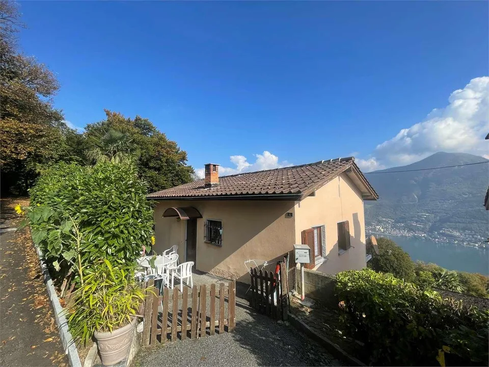 Haus mit zwei Wohneinheiten und atemberaubendem Seeblick in Carona