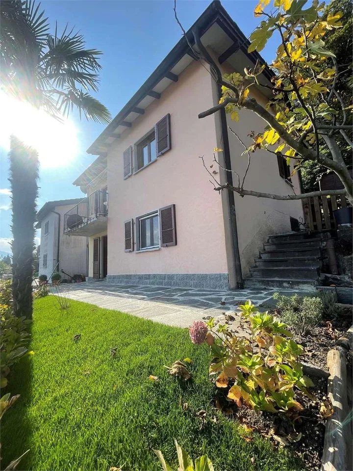 Haus mit zwei Wohneinheiten und atemberaubendem Seeblick in Carona