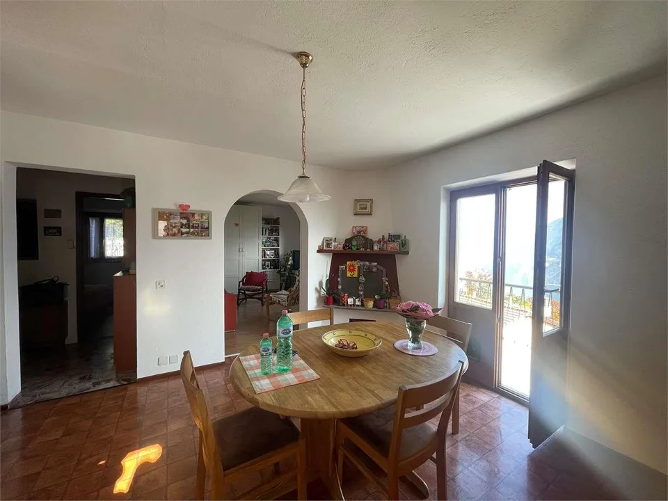 Haus mit zwei Wohneinheiten und atemberaubendem Seeblick in Carona
