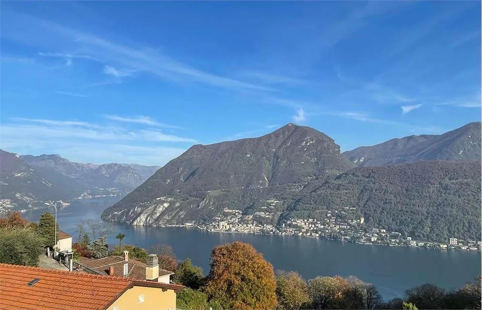 Casa Bifamiliare con Splendida Vista Lago a Carona