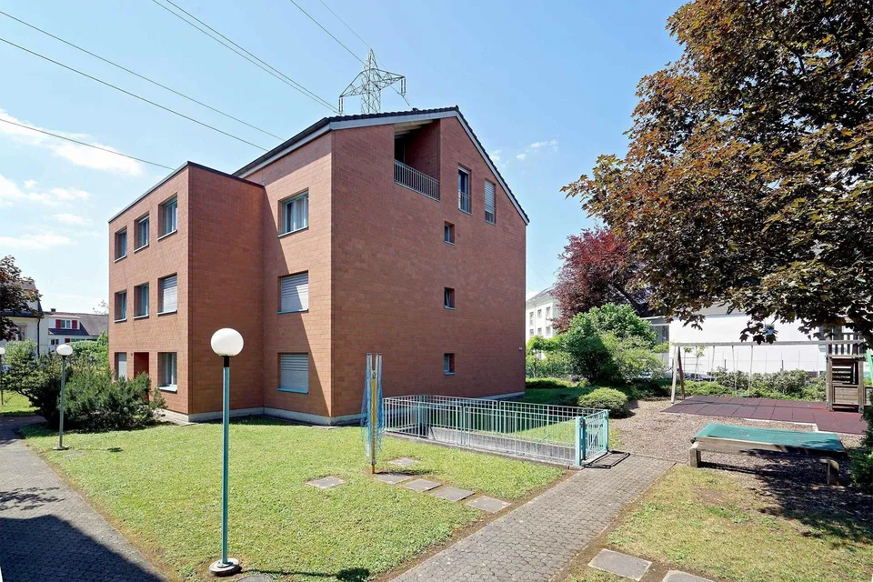 Dachwohnung mit Cheminée und Miete geschenkt!