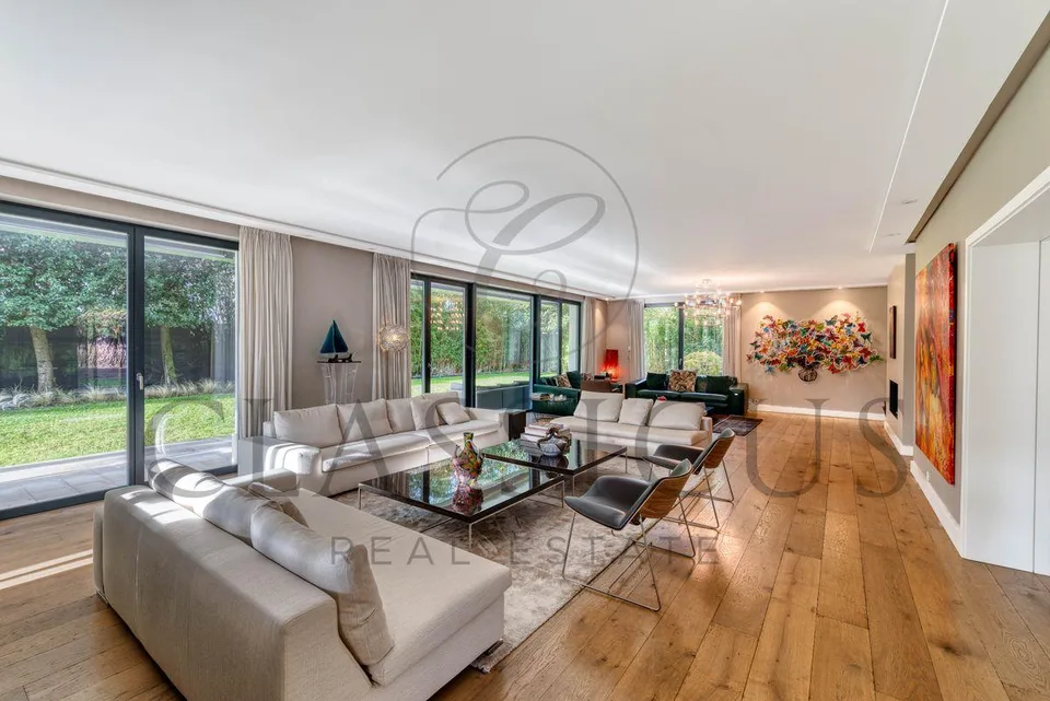 Villa contemporanea di prestigio con piscina