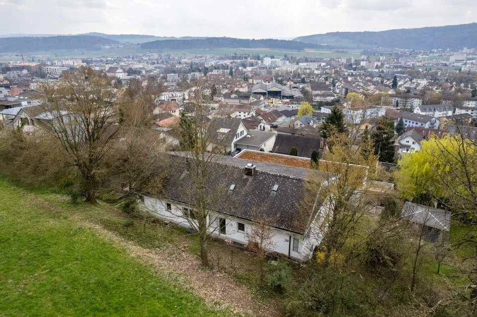 Proprietà caratteristica con 10 stanze in una posizione residenziale privilegiata e soleggiata a Wohlen con diverse possibilità