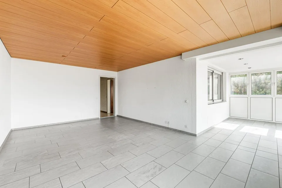 Proprietà caratteristica con 10 stanze in una posizione residenziale privilegiata e soleggiata a Wohlen con diverse possibilità