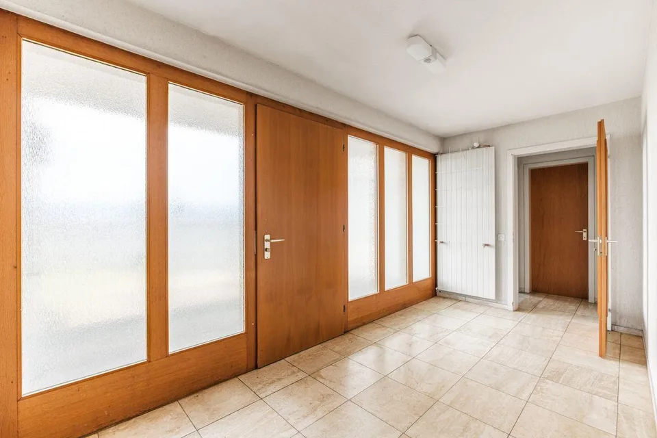 Proprietà caratteristica con 10 stanze in una posizione residenziale privilegiata e soleggiata a Wohlen con diverse possibilità