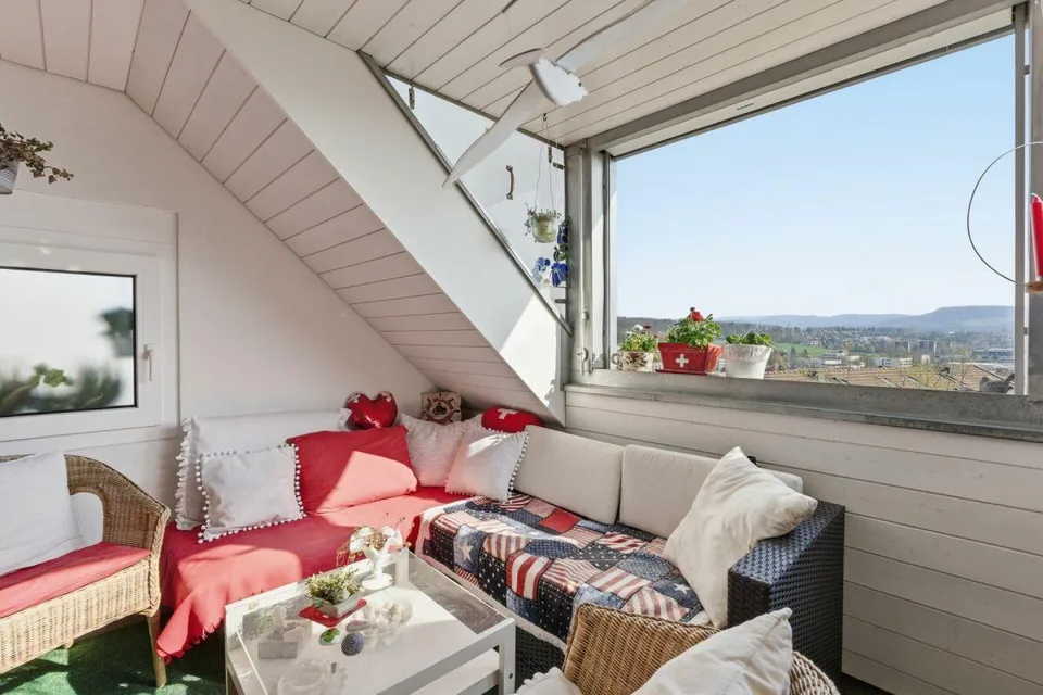 Sonnige 3.5 Z' Maisonette-Dachwohnung mit unverbaubarer Aussicht un...