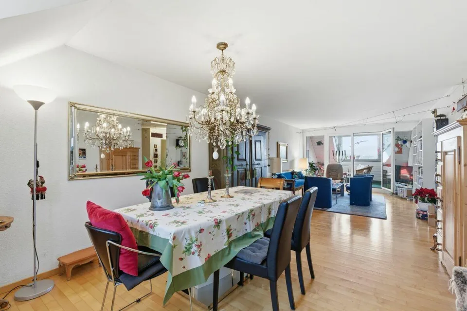 Sonnige 3.5 Z' Maisonette-Dachwohnung mit unverbaubarer Aussicht un...