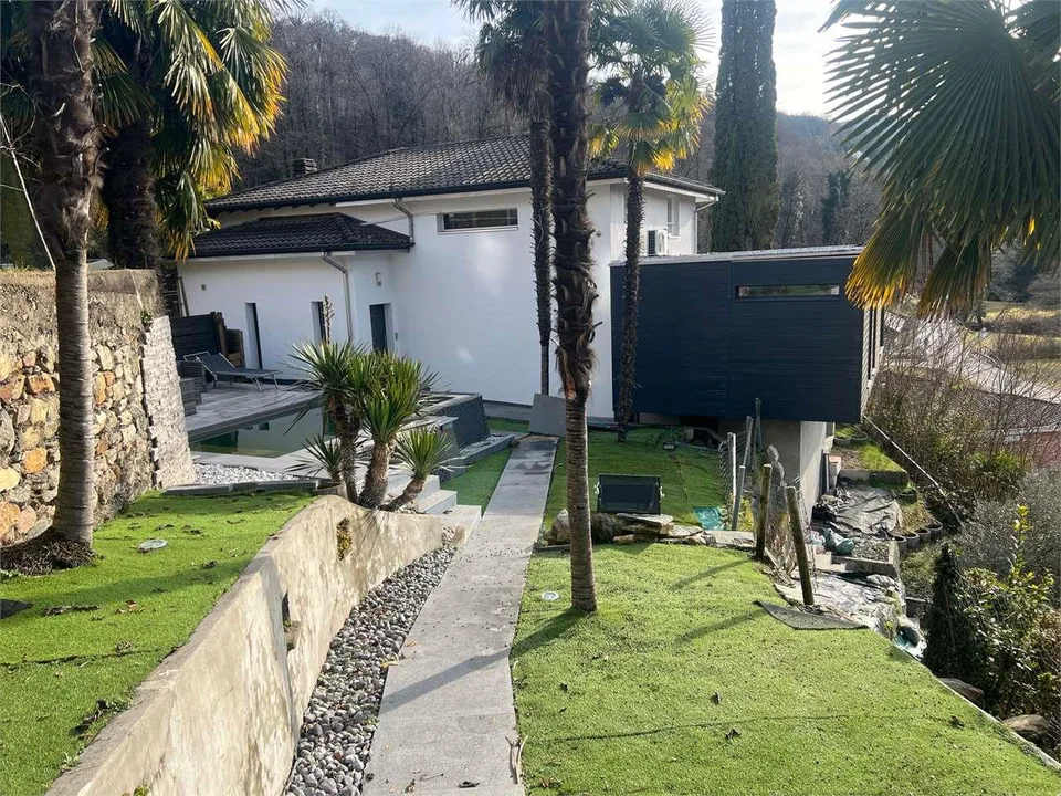 villa immersa nel verde con grandi spazi