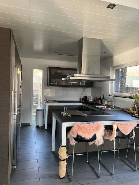 Villa im Grünen mit großen Räumen – Foto 9 von 13