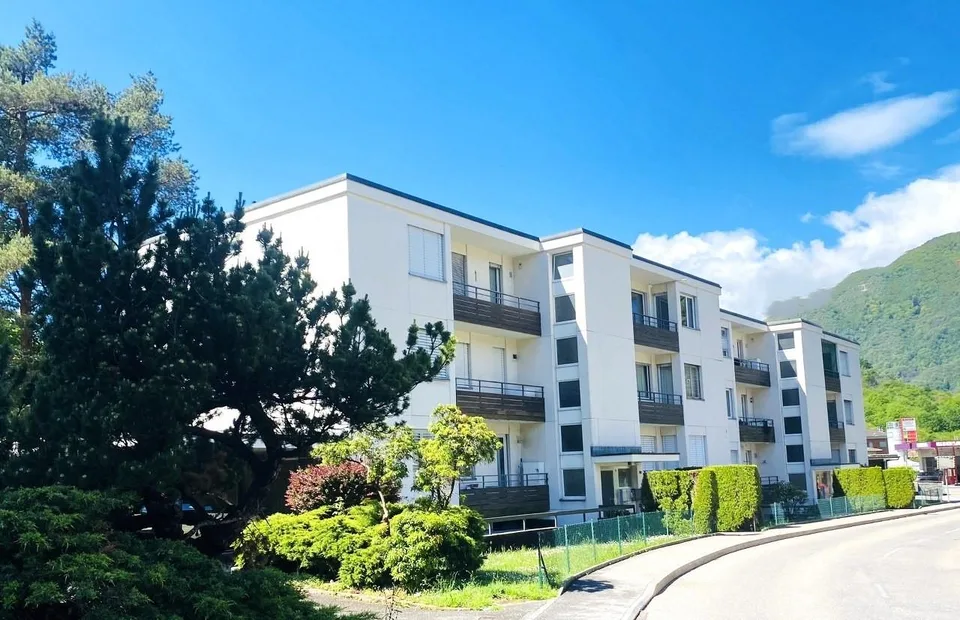 APPARTAMENTO 4.5 LOCALI RISTRUTTURATO - IN PALAZZINA CON PISCINA CO...