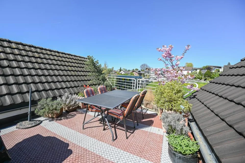 3- to 5-room attic apartment with private rooftop terrace – photo 6 of 7