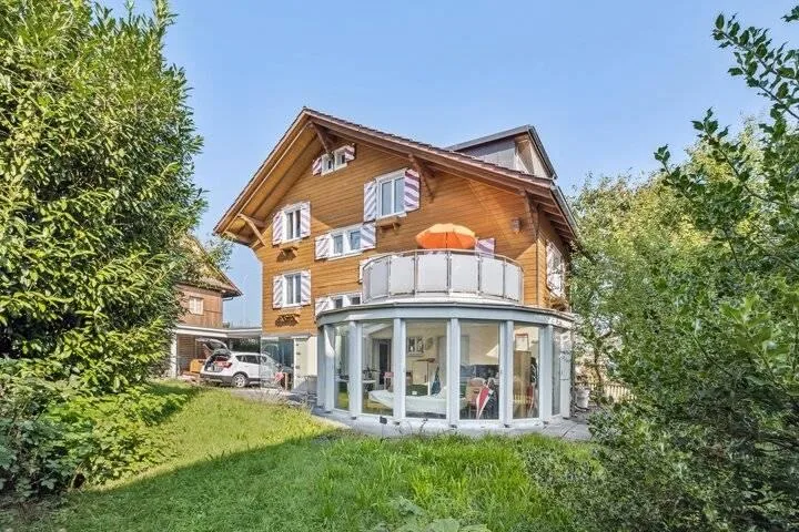 RUSTIKALES EINFAMILIENHAUS ODER GROSSES POTENTIAL ALS BAULAND
