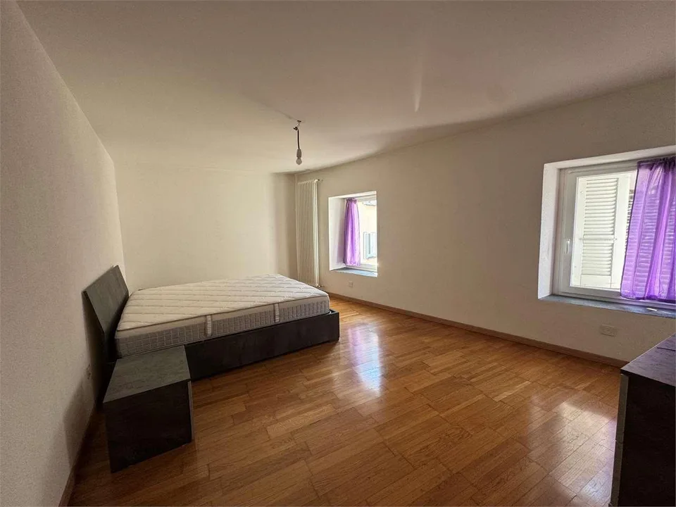 Hausreihe im Grünen mit offenem Blick in San Vittore – Foto 9 von 11
