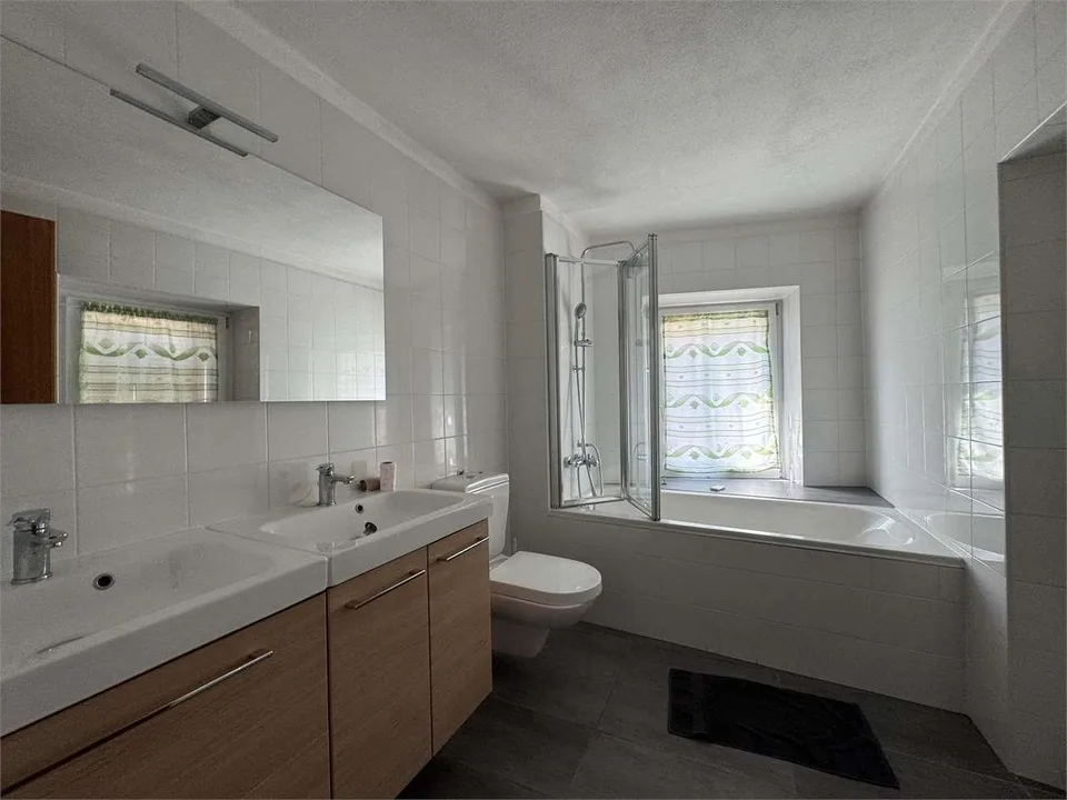 Hausreihe im Grünen mit offenem Blick in San Vittore – Foto 10 von 11