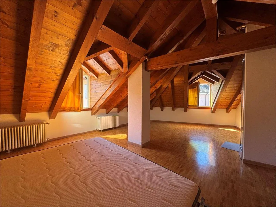 Hausreihe, umgeben von Grün mit offenem Blick in San Vittore