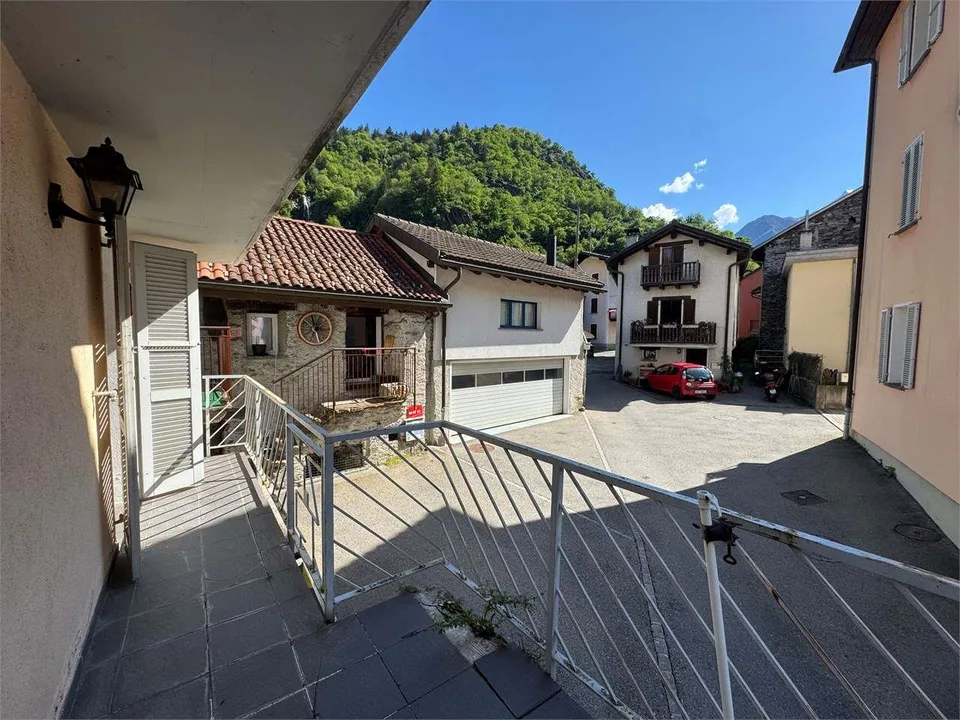 Hausreihe, umgeben von Grün mit offenem Blick in San Vittore
