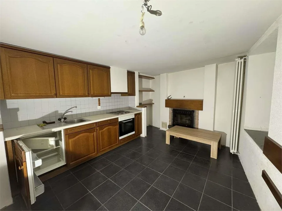 Hausreihe, umgeben von Grün mit offenem Blick in San Vittore