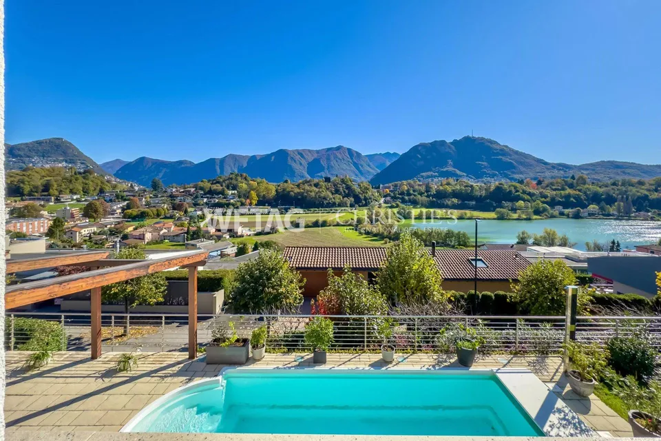 Moderne Villa mit Pool, Garten & Blick auf den Lago di Muzzano in L...