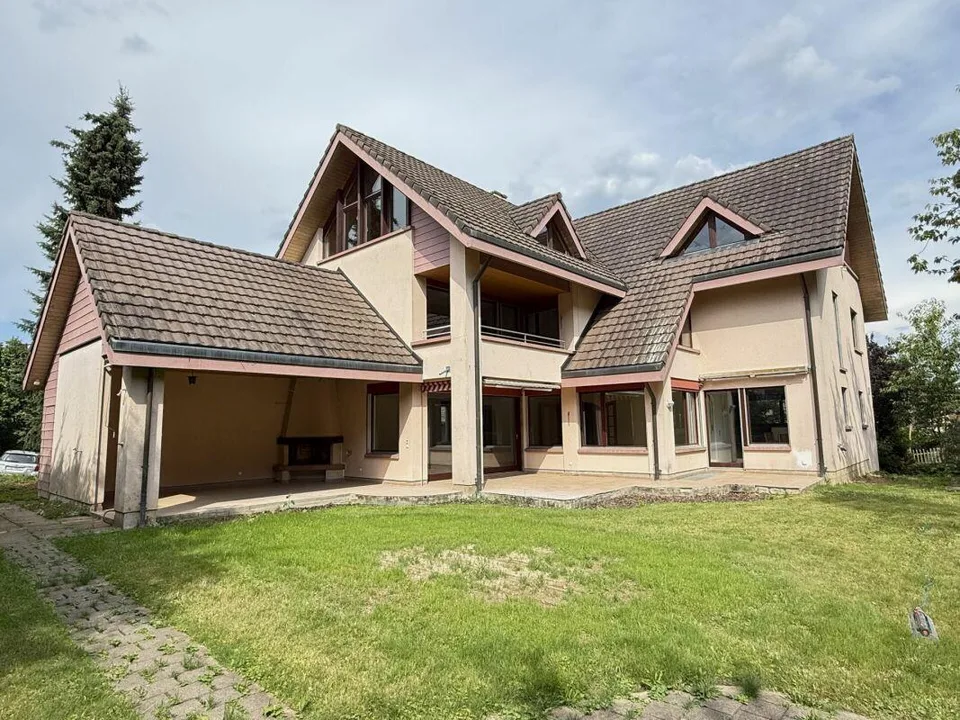 Grosszügiges und freistehendes 9 1/2-Zimmer Einfamilienhaus- naturn...