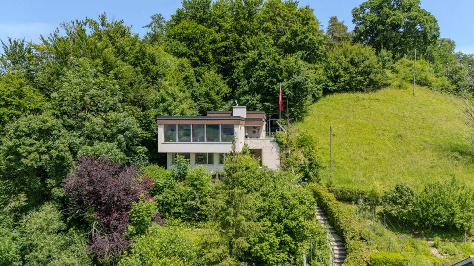 A Home Above the Roofs of Erlinsbach