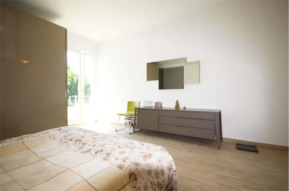 Prestigioso appartamento di 5,5 locali con giardino