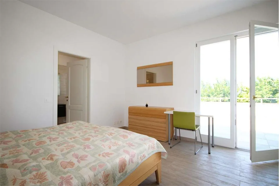 Prestigioso appartamento di 5,5 locali con giardino