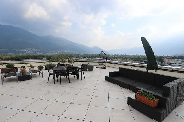 Appartamento 4,5 locali con ampia terrazza, giardino e vista lago