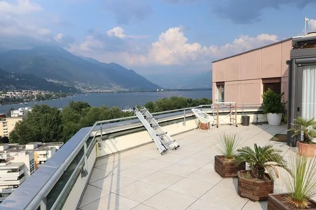 Appartamento 4,5 locali con ampia terrazza, giardino e vista lago – Foto 14 von 36
