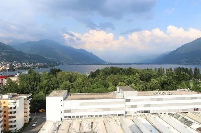 Appartamento 4,5 locali con ampia terrazza, giardino e vista lago – Foto 23 von 36