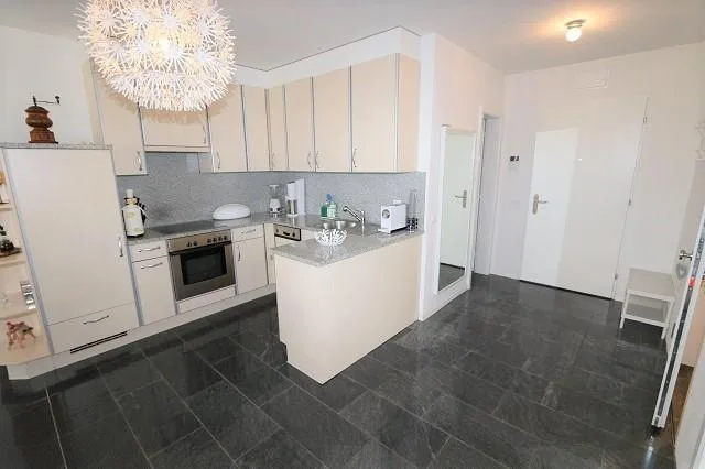 Appartamento 4,5 locali con ampia terrazza, giardino e vista lago – Foto 21 von 36