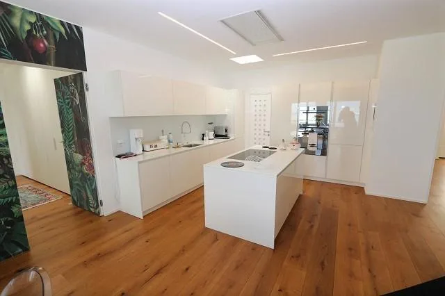 Appartamento 4,5 locali con ampia terrazza, giardino e vista lago – Foto 8 von 36