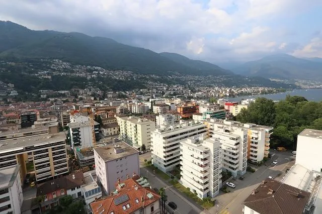 Appartamento 4,5 locali con ampia terrazza, giardino e vista lago – Foto 15 von 36