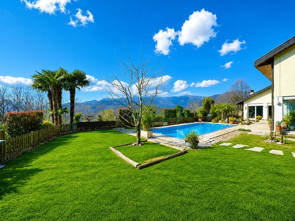 Spaziosa villa con piscina, grande giardino e appartamento monolocale
