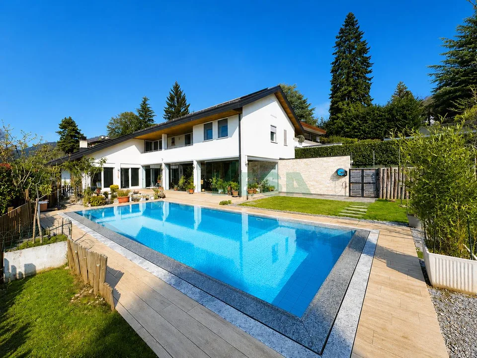Spaziosa villa con piscina, grande giardino e appartamento monolocale