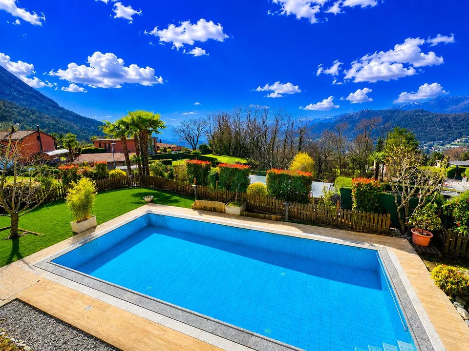 Spaziosa villa con piscina, grande giardino e appartamento monolocale