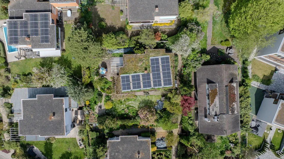 Ampia casa unifamiliare con giardino idillico in una posizione tranquilla