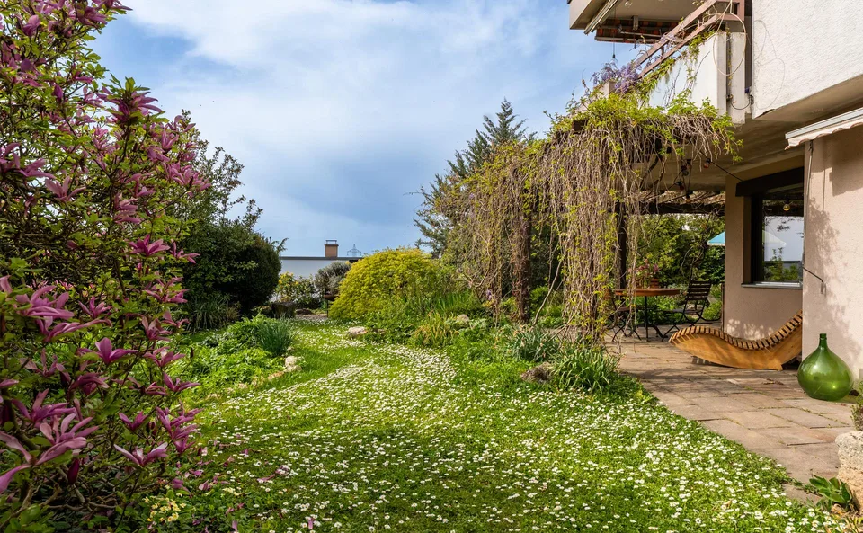 Ampia casa unifamiliare con giardino idillico in una posizione tranquilla