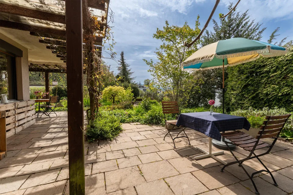 Grosszügiges Einfamilienhaus mit idyllischem Garten an ruhiger Lage